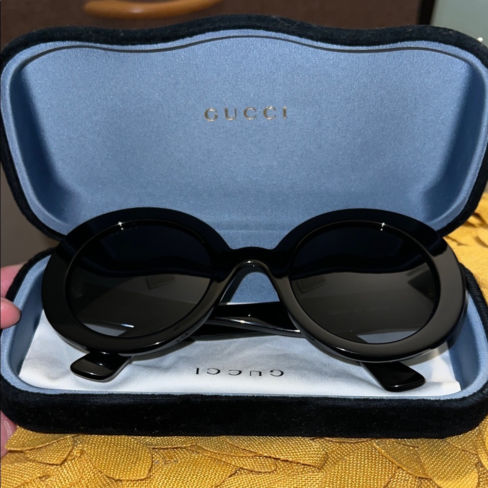 Gucci Black Sunglasses with Logo Case Big face🔥🔥🔥 make a offer. These are new😎 - Picture 7 of 9